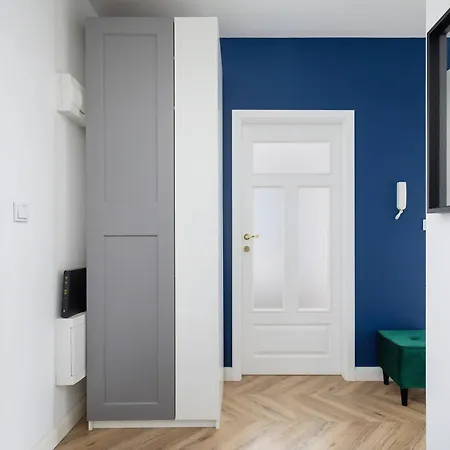 Modern And Bright With Air Conditioning & Parking By Renters Apartamento Cracovia