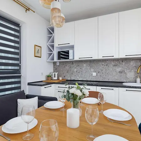 Modern And Bright With Air Conditioning & Parking By Renters * Cracovia