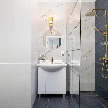 Modern And Bright With Air Conditioning & Parking By Renters Apartamento Cracovia
