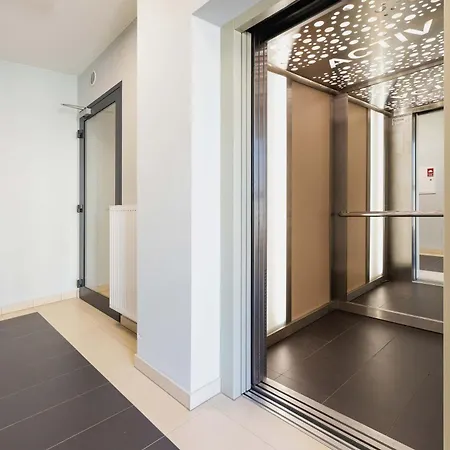 Modern And Bright With Air Conditioning & Parking By Renters *