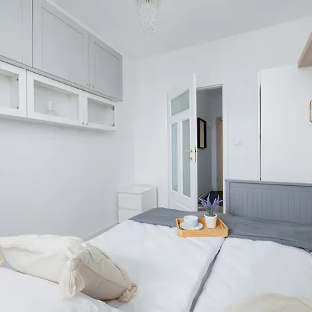 Modern And Bright With Air Conditioning & Parking By Renters *
