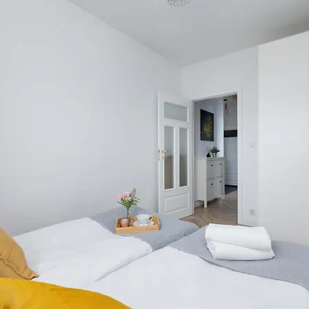 Modern And Bright With Air Conditioning & Parking By Renters