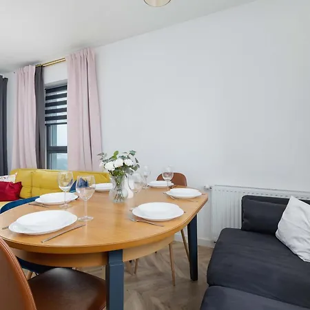 Modern And Bright With Air Conditioning & Parking By Renters Krakow