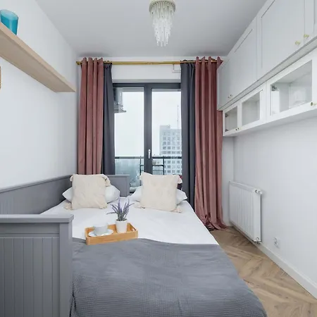 Modern And Bright With Air Conditioning & Parking By Renters Apartment *