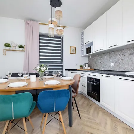 Apartment Modern And Bright With Air Conditioning & Parking By Renters *