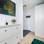 Modern And Bright With Air Conditioning & Parking By Renters Διαμέρισμα *