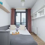 Modern And Bright With Air Conditioning & Parking By Renters Διαμέρισμα *