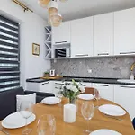 Modern And Bright With Air Conditioning & Parking By Renters * Krakow