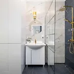 Modern And Bright With Air Conditioning & Parking By Renters Daire Krakow